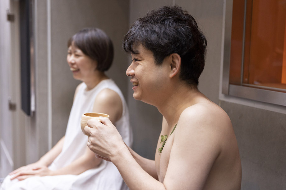 ハーブティーを片手にフィードバックをする杉浦さん