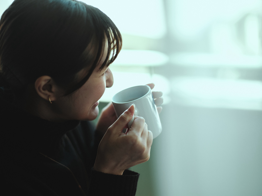 コーヒーを飲む女性