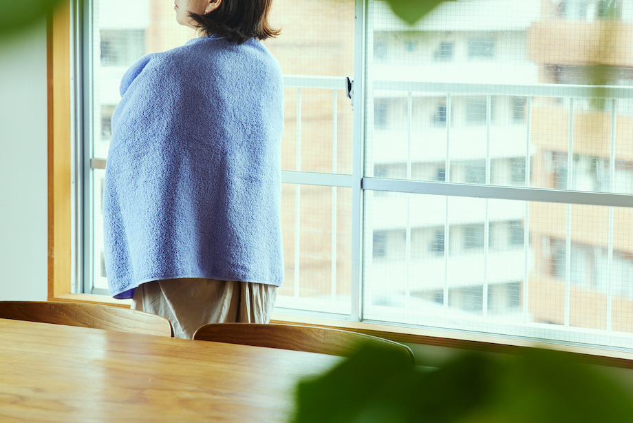 バスタオルに包まれる女性