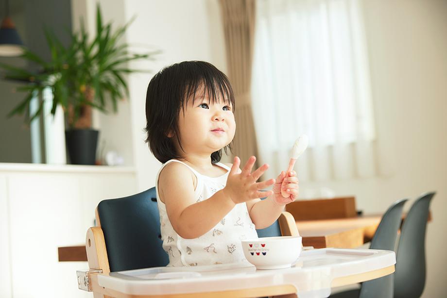 食事をする子供