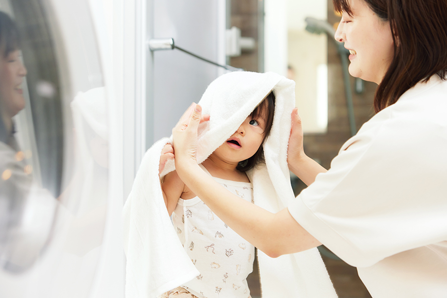 スリムバスタオルで子供の体を拭く様子