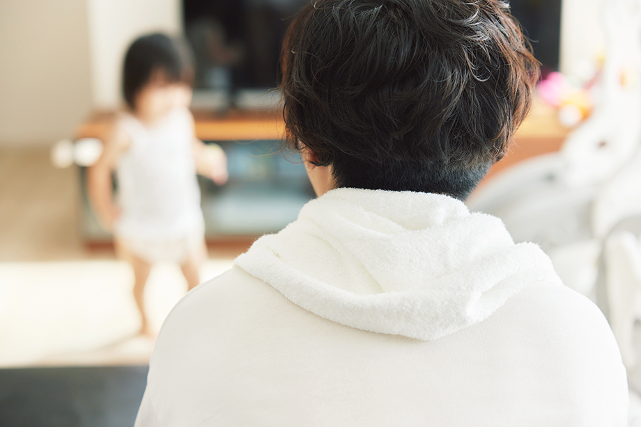 子供を見守るお母さん