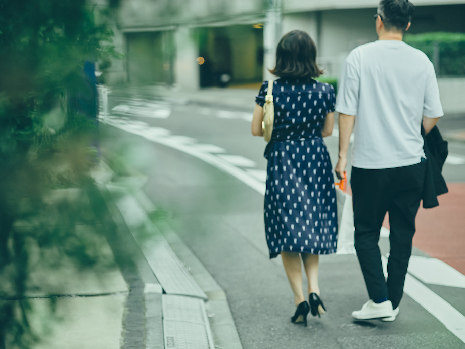 歩く男女