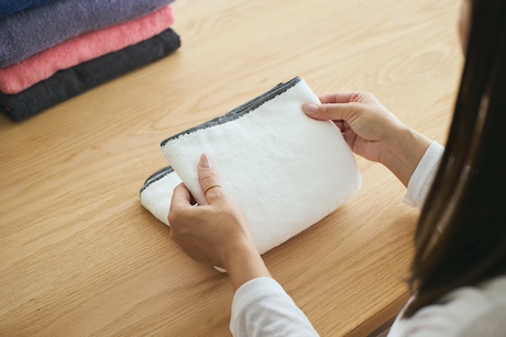 縁が内側になるように1/2に折る