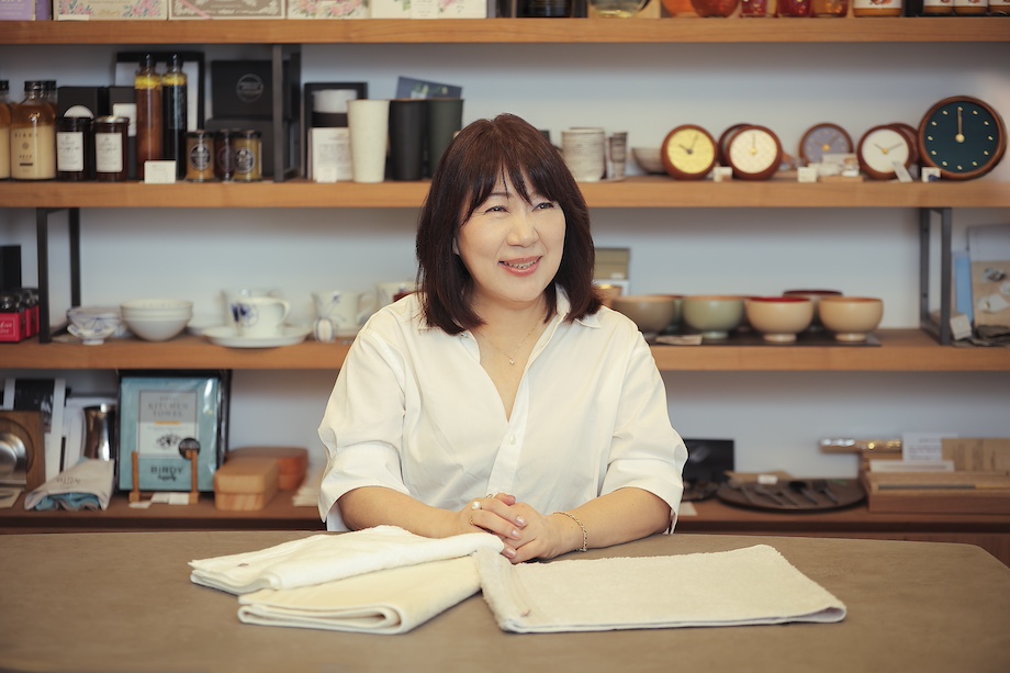 河井さんがインタビューに答えている様子