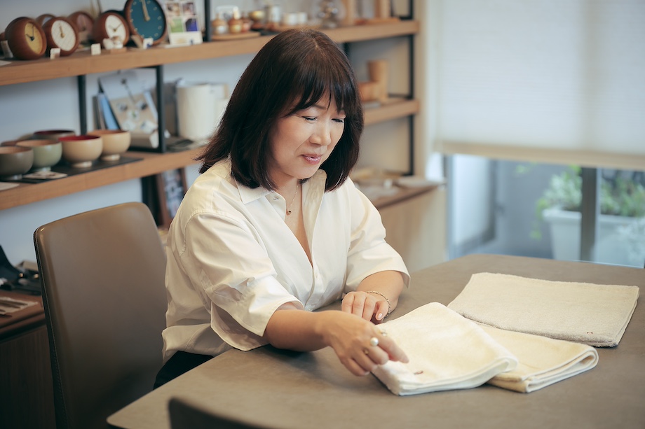 河井さんが＜watairo rich＞に触れている様子
