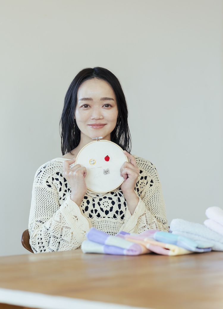 【ミシン不要】手縫いの刺繍で自分だけのタオルに。刺繍作家・小菅くみさんに聞く刺繍タオルの楽しみ方