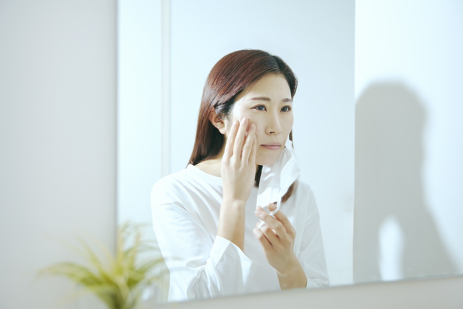 マスクの擦れによる肌の痛みを気にする様子