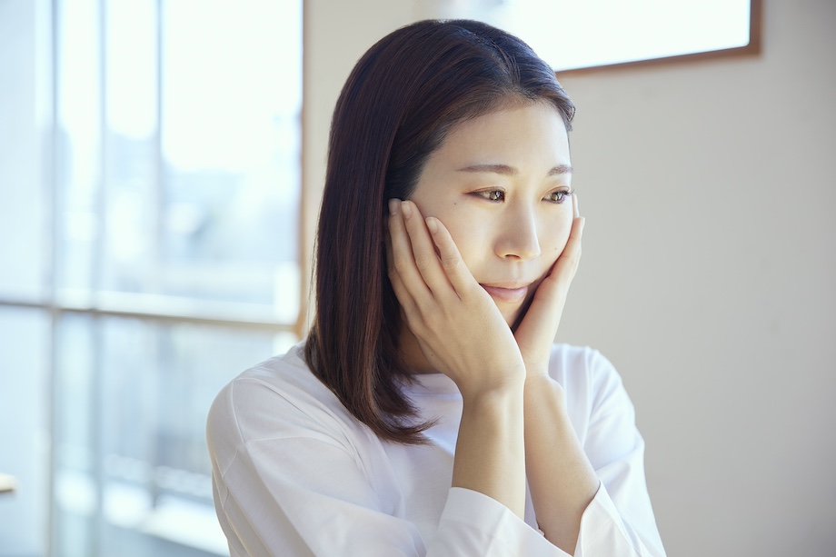 女性が肌に優しく触れている様子