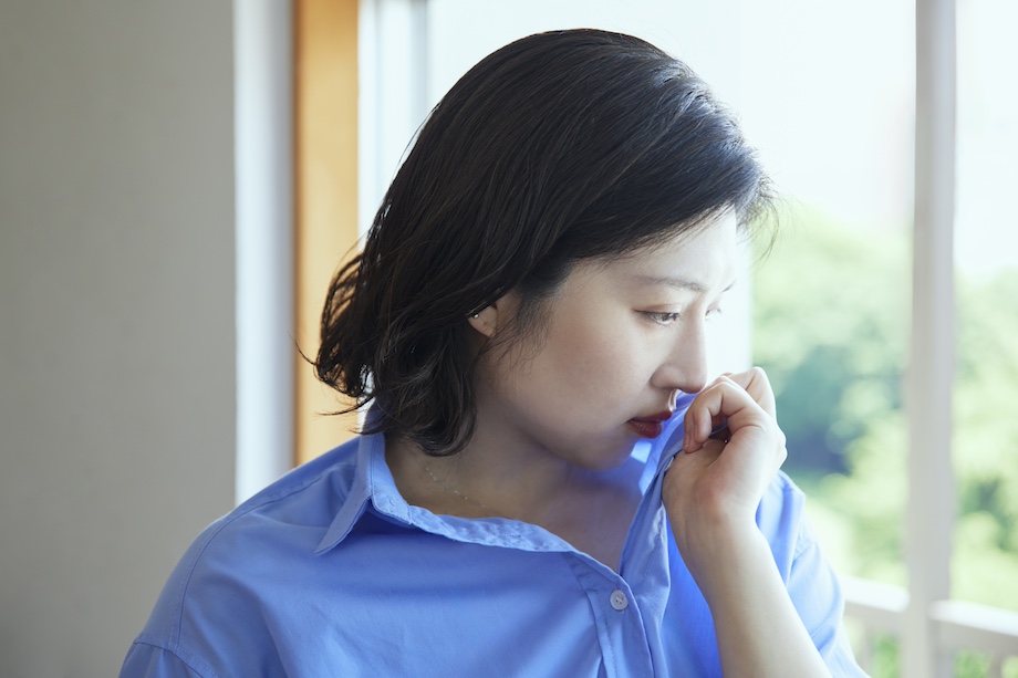 汗の臭いを気にする女性