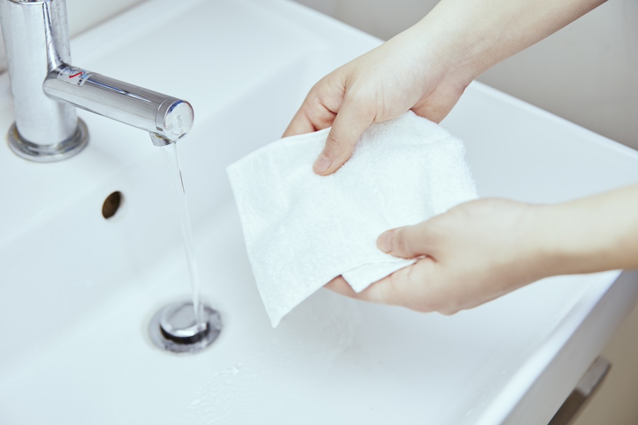 タオルを水道水で濡らしている様子