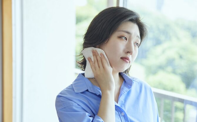 汗を拭う女性
