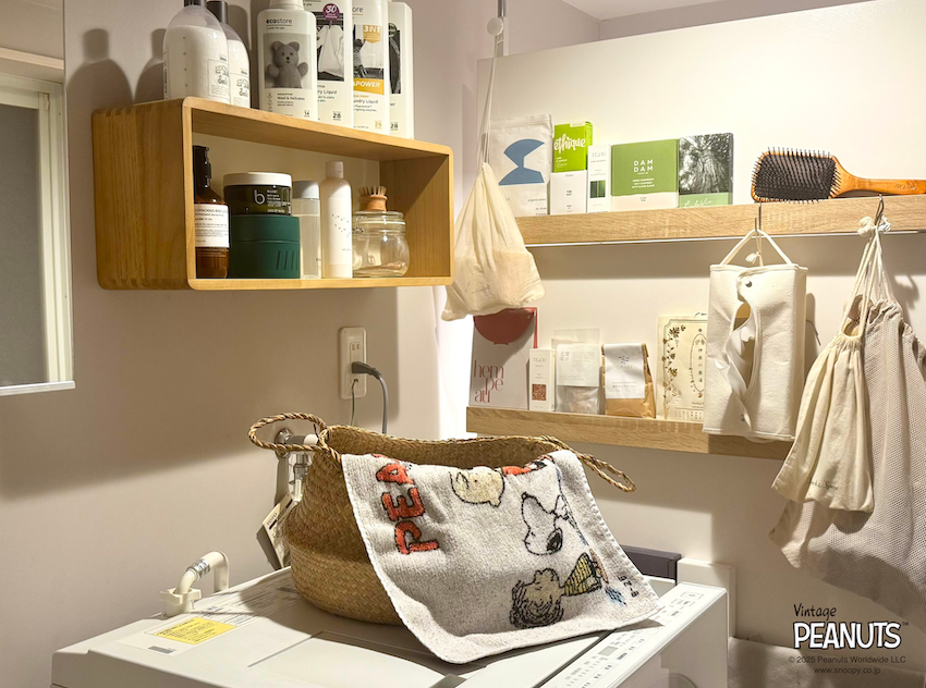 脱衣所にピー衣ナッツデザインのタオルを置いている様子