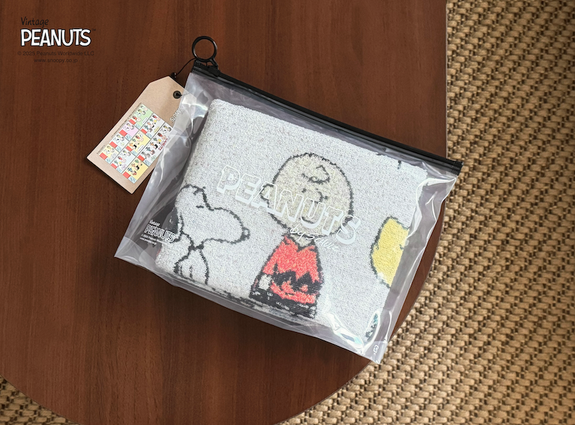タオルトセットでついてくる、ピーナッツロゴが入ったクリアなポーチ