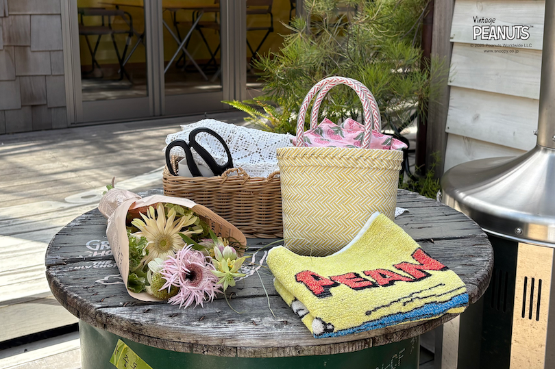 花屋で使う道具とピーナッツデザインのタオル
