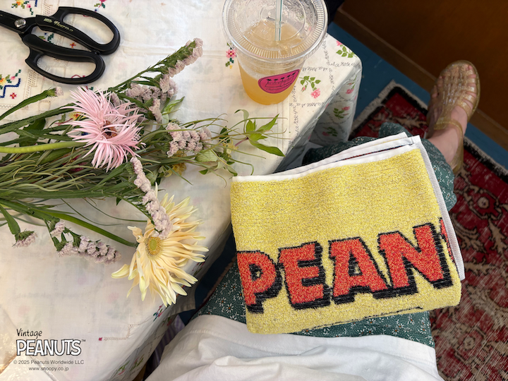 お花とピーナッツデザインのタオル
