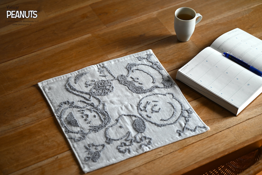 カフェタイムにピーナッツデザインのタオルを使う様子