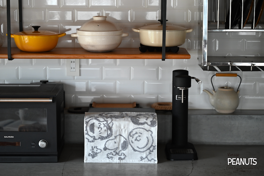 キッチンでピーナッツデザインのタオルを使う様子