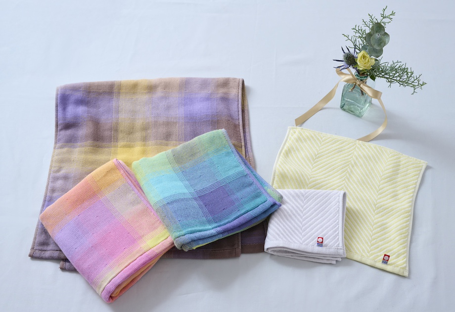 しあわせの今治ガーゼ フェイスタオル（写真：左）とwatairo ゆいわた （写真：右）