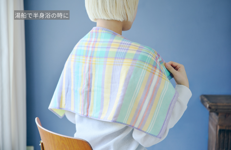 タオルを肩にかける女性