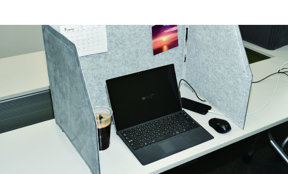 デスクトップ用吸音パーティションの使用例