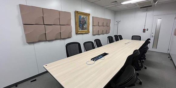 三菱UFJ銀行日本橋支店に設置された吸音材 例2