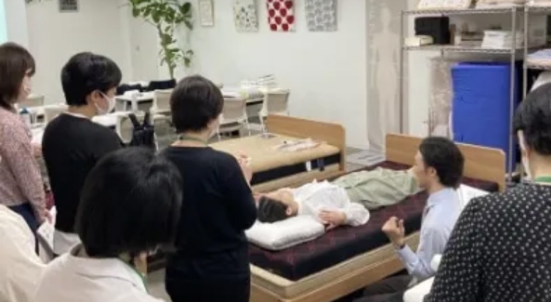 お客様に枕を提案するスリープマスターの様子