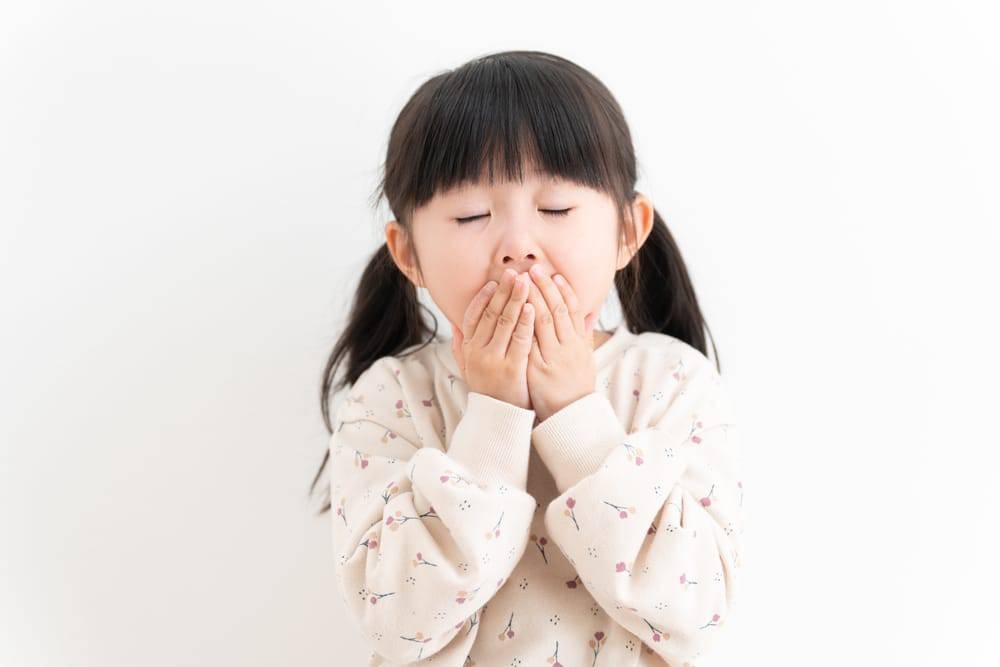 こどもが睡眠不足になる原因とは？与える影響や改善方法を解説