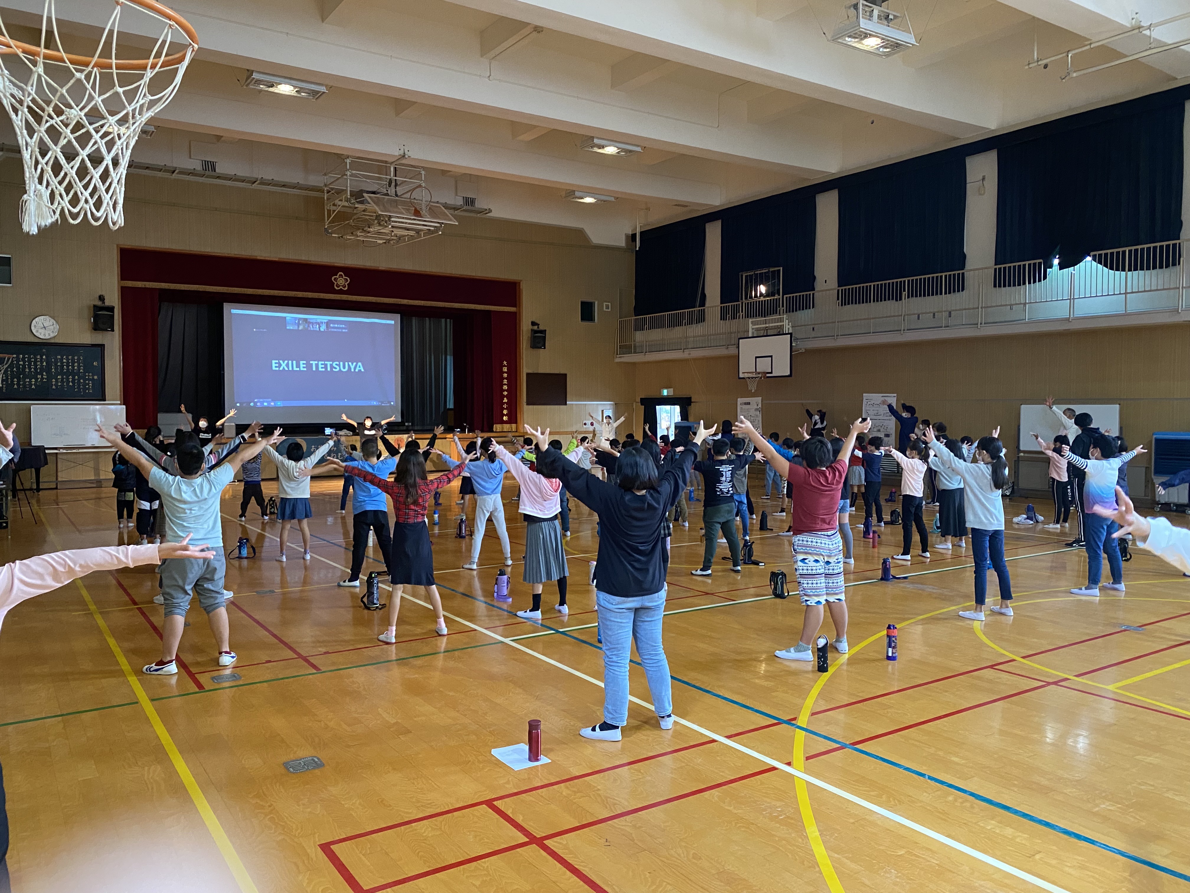 大阪市立西中島小学校の生徒たちのダンス風景