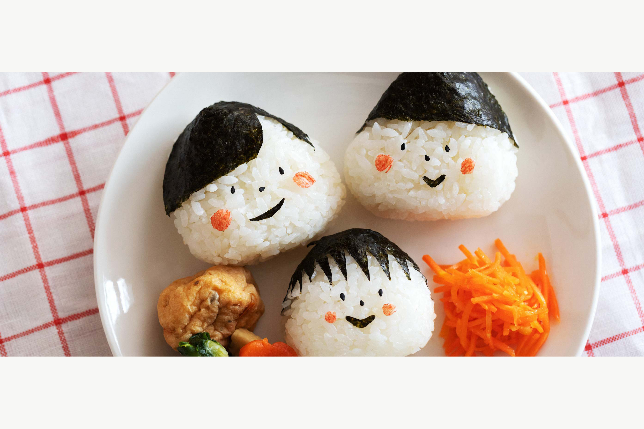 みんなでおでかけ♪「ファミリーおにぎり」 ｜眠りのレシピ｜nishikawa