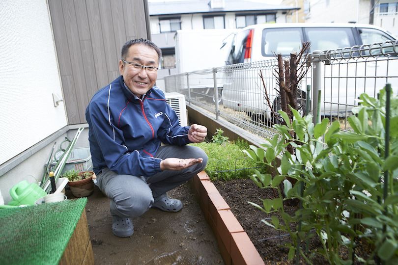 雨あがりの花壇に種をまく勇姿