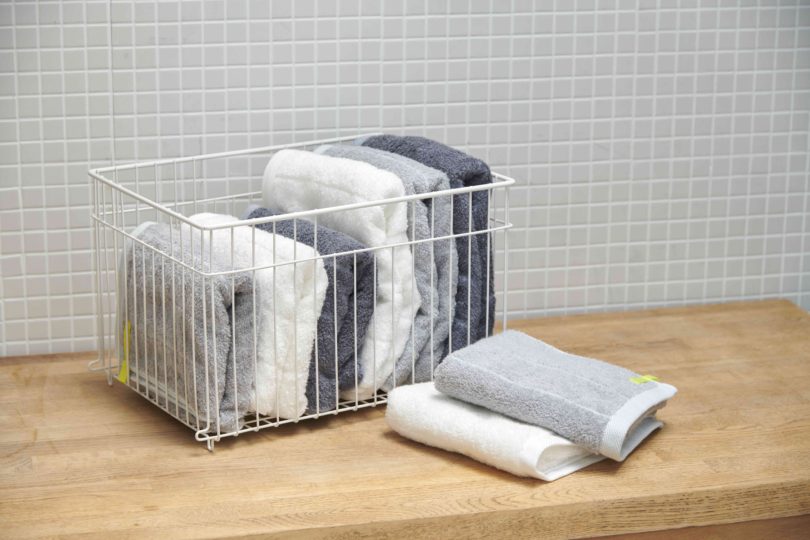 <HAREYAKA TOWEL>は、シックなホワイト・シルバー・グレーの3色