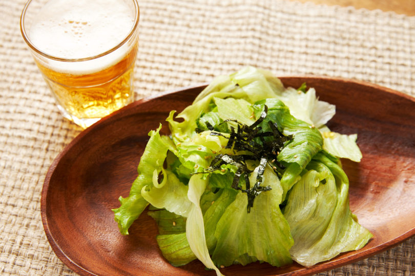 レタスのサラダとビール