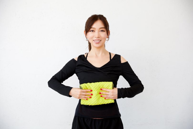 お腹の中央を、みぞおちから下腹部に向けてこすり下ろす