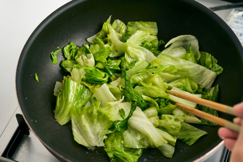 ごま油をフライパンで熱し、レタス・白だし・おろしにんにくを入れ、強火で炒めます。