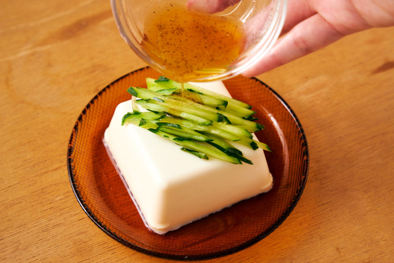 冷やした絹豆腐にきゅうりをのせて、ステップ2のタレをかけたらできあがり!