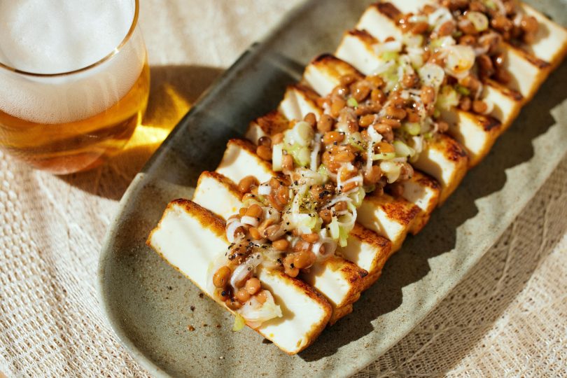 ネギ塩納豆厚揚げとビール