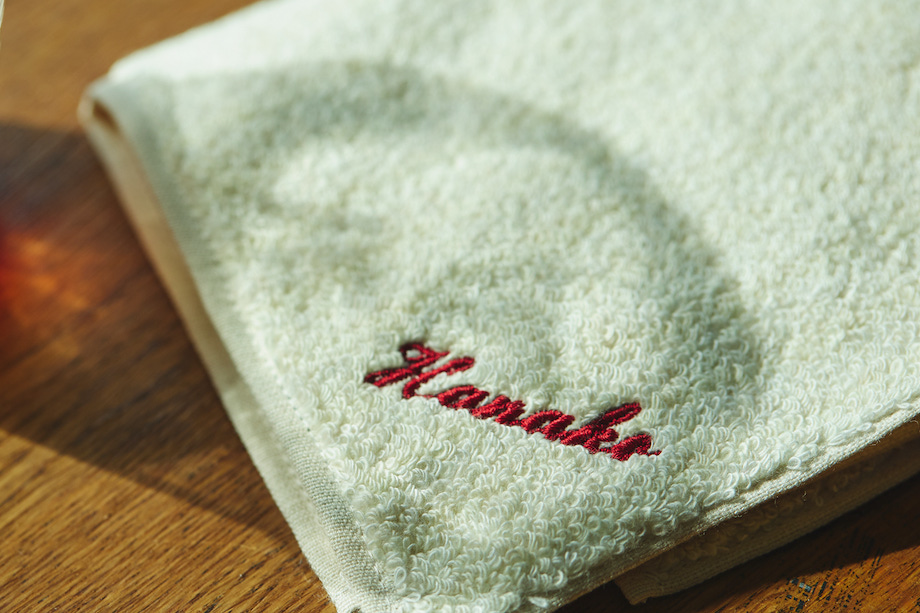 英字で刺繍されたタオル