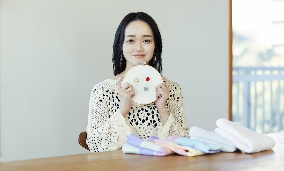 【ミシン不要】手縫いの刺繍で自分だけのタオルに。刺繍作家・小菅くみさんに聞く刺繍タオルの楽しみ方