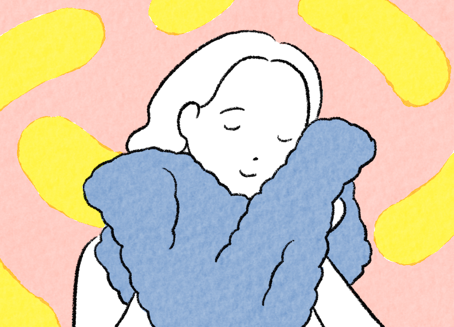 女性がタオルを顔に当てている様子
