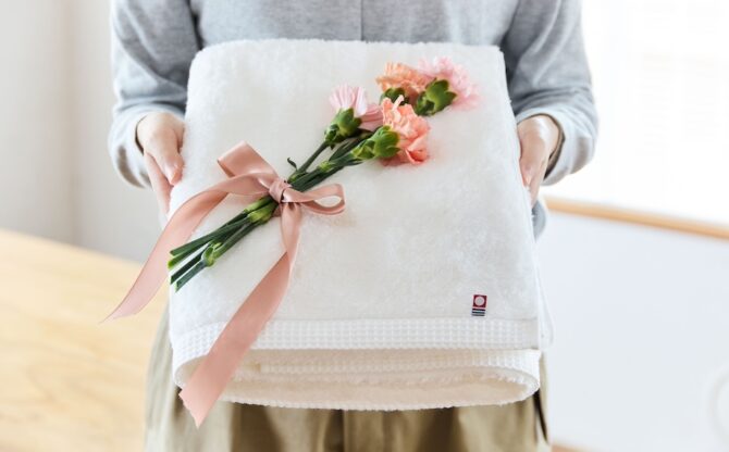 女性がタオルをプレゼントする様子