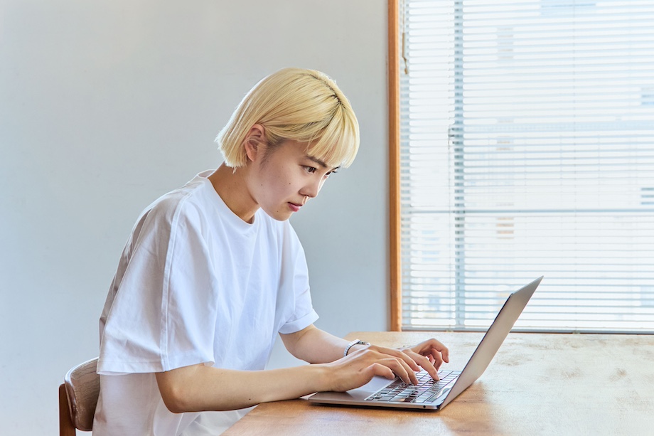 女性がパソコン作業に手中する様子