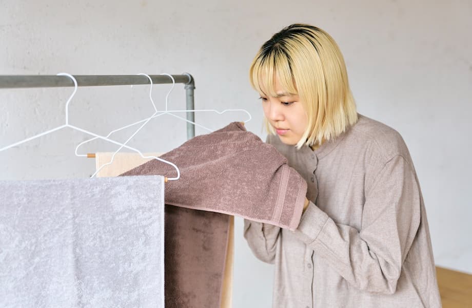 女性がタオルの臭いを嗅ぐ様子