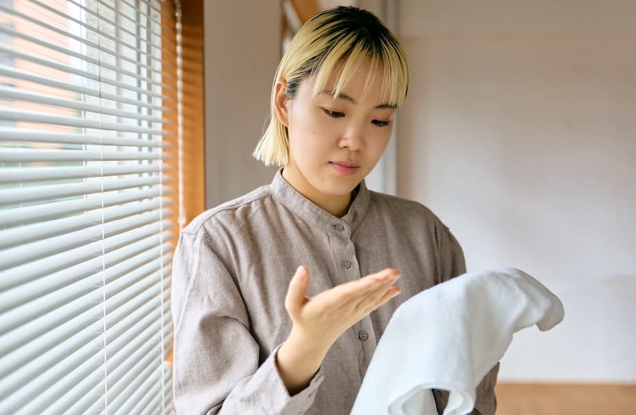 タオルの毛羽落ちを見る女性